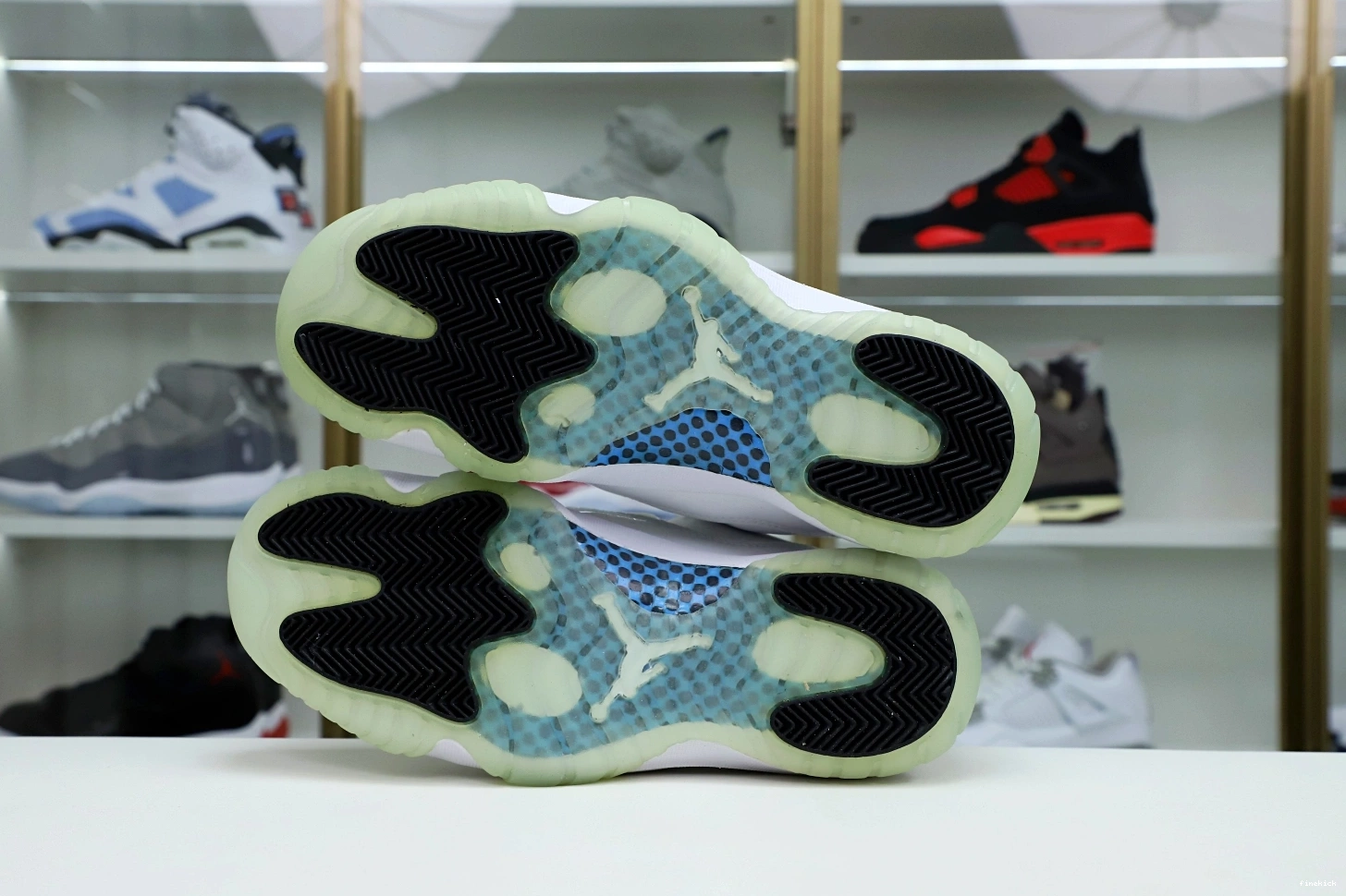 BLUE AIR LOW RETRO LEGEND 11 JORDAN 1004